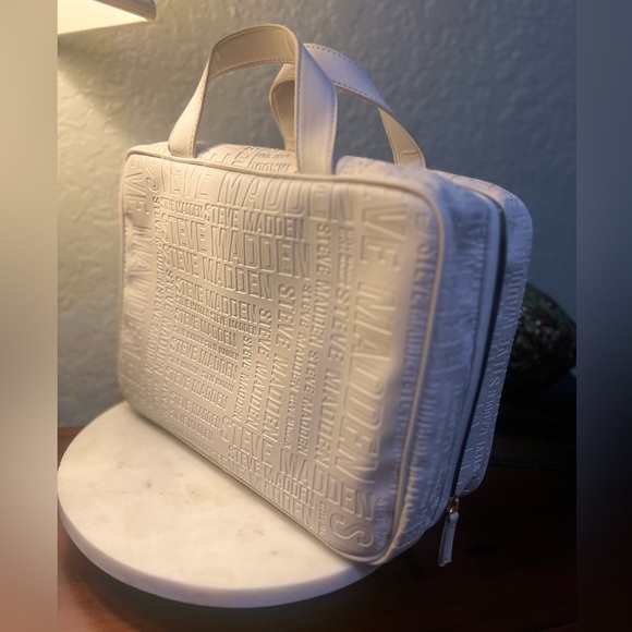 NWT Steve Madden Logo Floral
Weekender Cosmetic Case-Bone - Picture 3 of 7